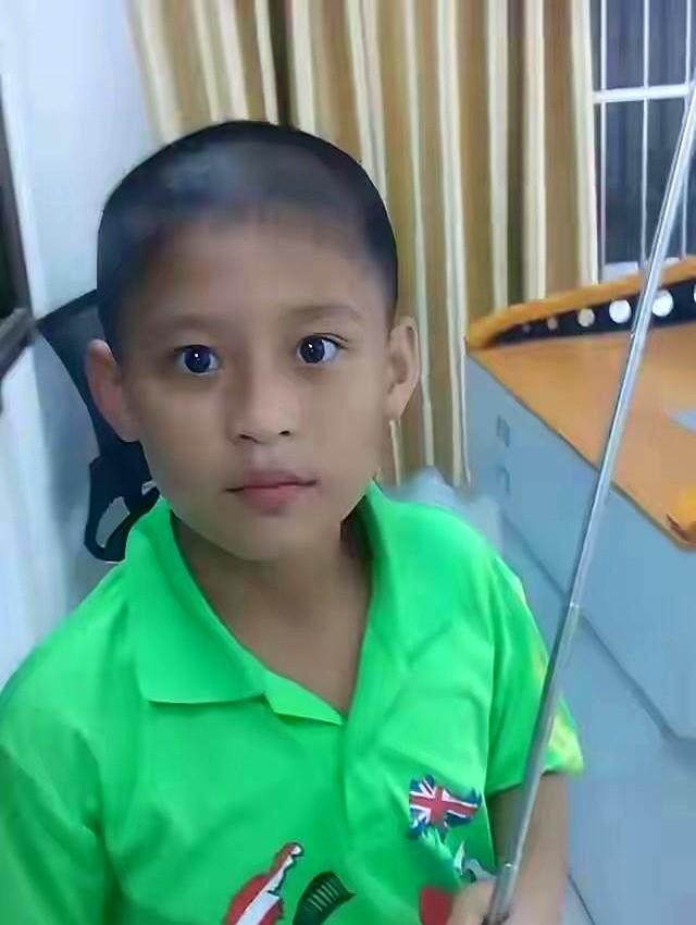 看到一张小男孩的照片，大眼睛，皮肤白白净净，看着就特别机灵。这小孩是谁呢？说