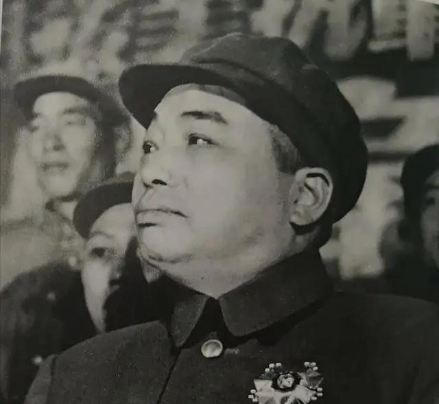 军委起初在中南海办公，后来为何搬家了呢？新中国伊始，中南海内政军务机关林