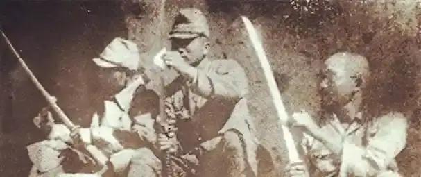 1945年8月，辽宁太平房村，一名姓寇的孕妇被日本兵从草垛里拖了出来。他们一刺刀