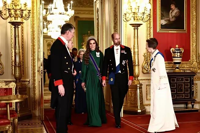 两套造型、一个王冠，凯特赢了全场！卡米拉没有想到，凯特再一次成为了焦点，身为王