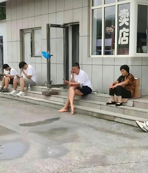 虽然现在她落魄了，不过赚的钱，估计也够花几辈子了，也足够了