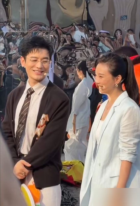 黄渤当着全场人的面，管刚考上博士的黄晓明叫黄博，现场直接炸了。这不是嘴瓢，是蓄谋已久的谐音梗。黄晓明