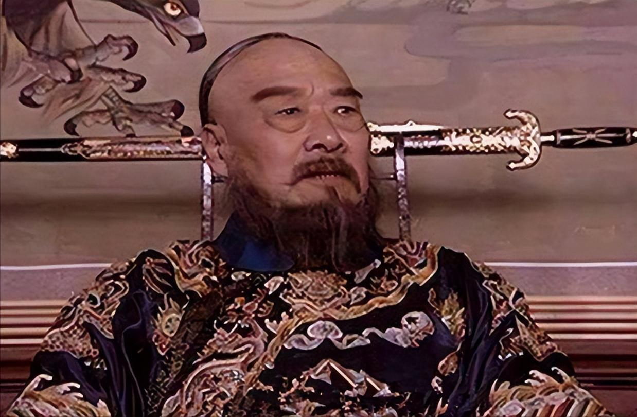 一天深夜，鳌拜经过女儿兰格格的房间，意外发现她与侍卫私会。鳌拜举刀要杀，女儿一句
