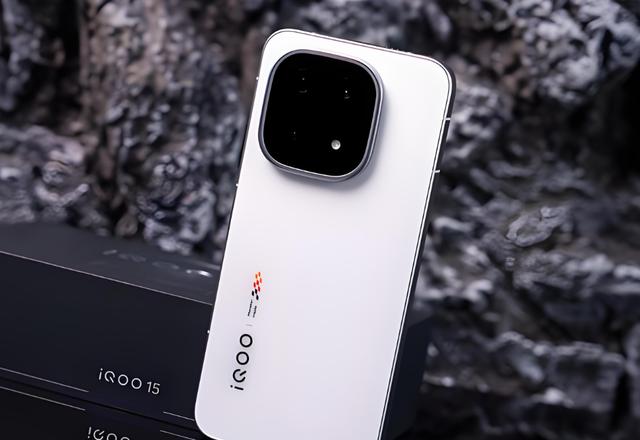 iQOO15T的曝光确实引发了不小的关注，其强大的配置让人眼前一亮。天玑9