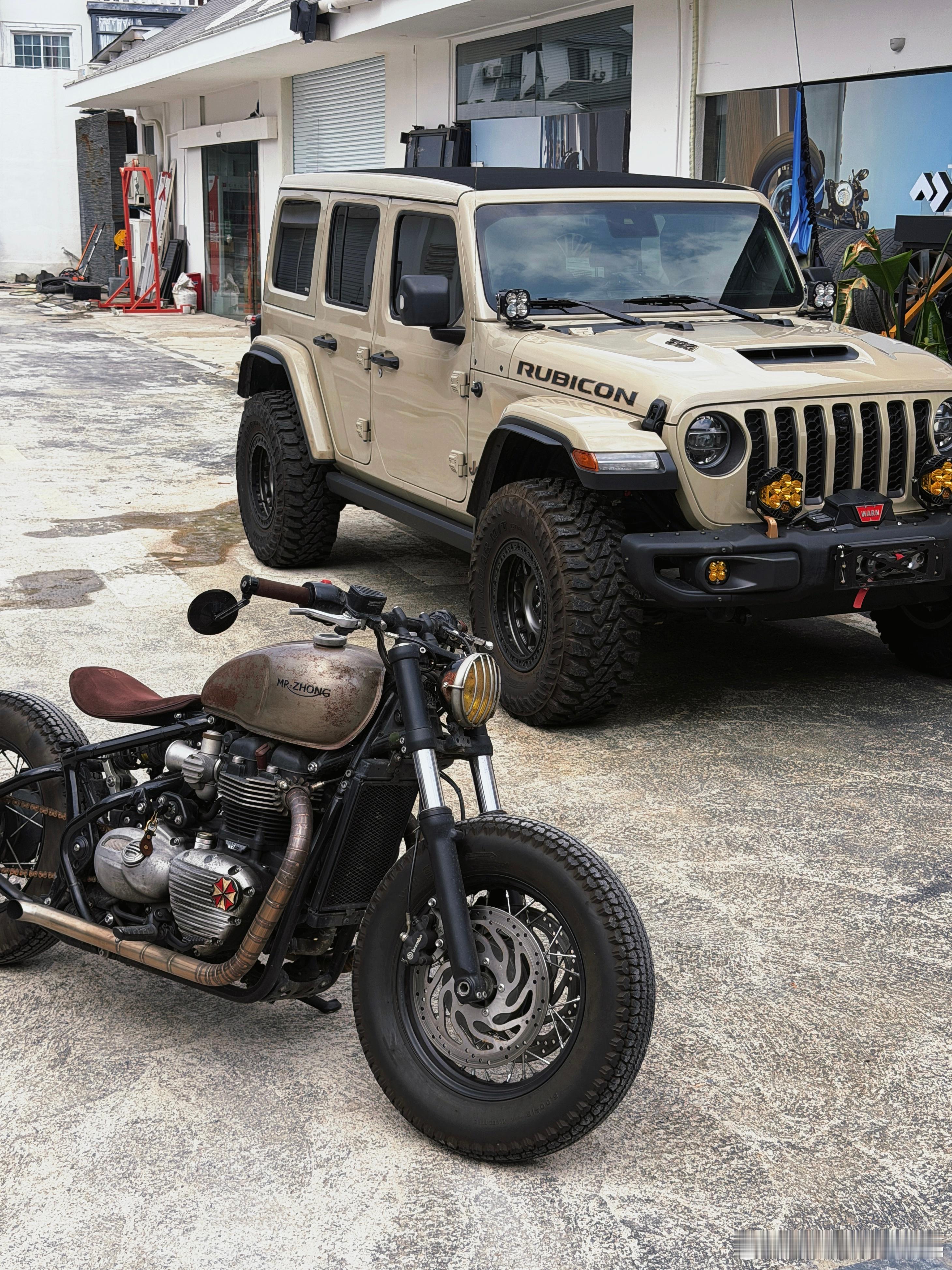 落地150万的Jeep和一辆破摩托