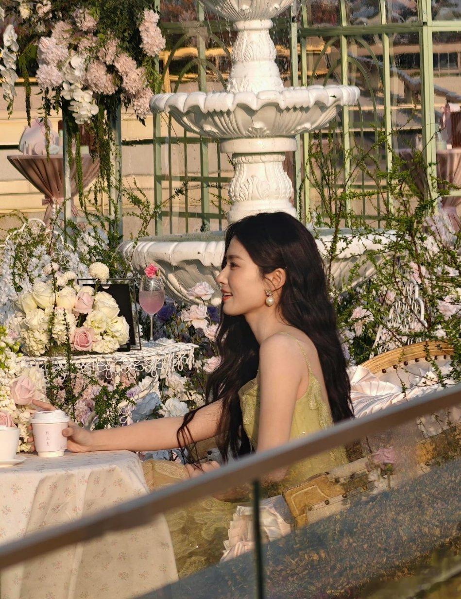 卢昱晓的造型师真开智了，这几次给她准备的造型都好适合她！做的好，但别骄傲！