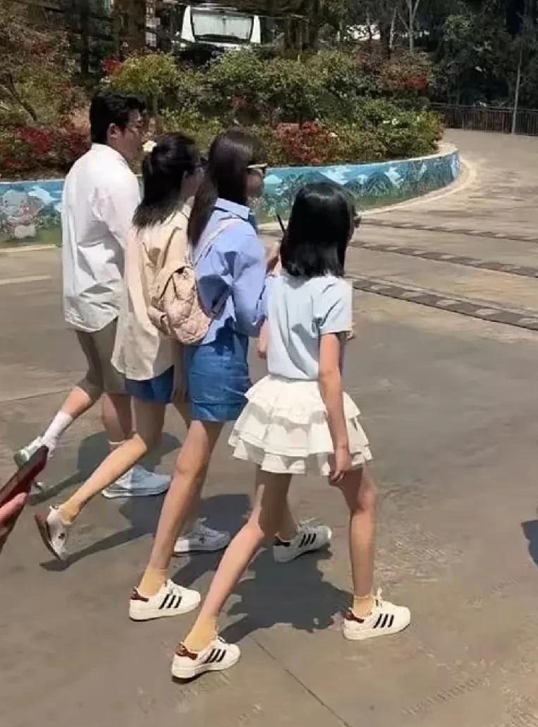 腿细真的遗传，陆毅一家全是竹竿腿。所以无论怎么努力减肥，身上都瘦成纸片人了，但是