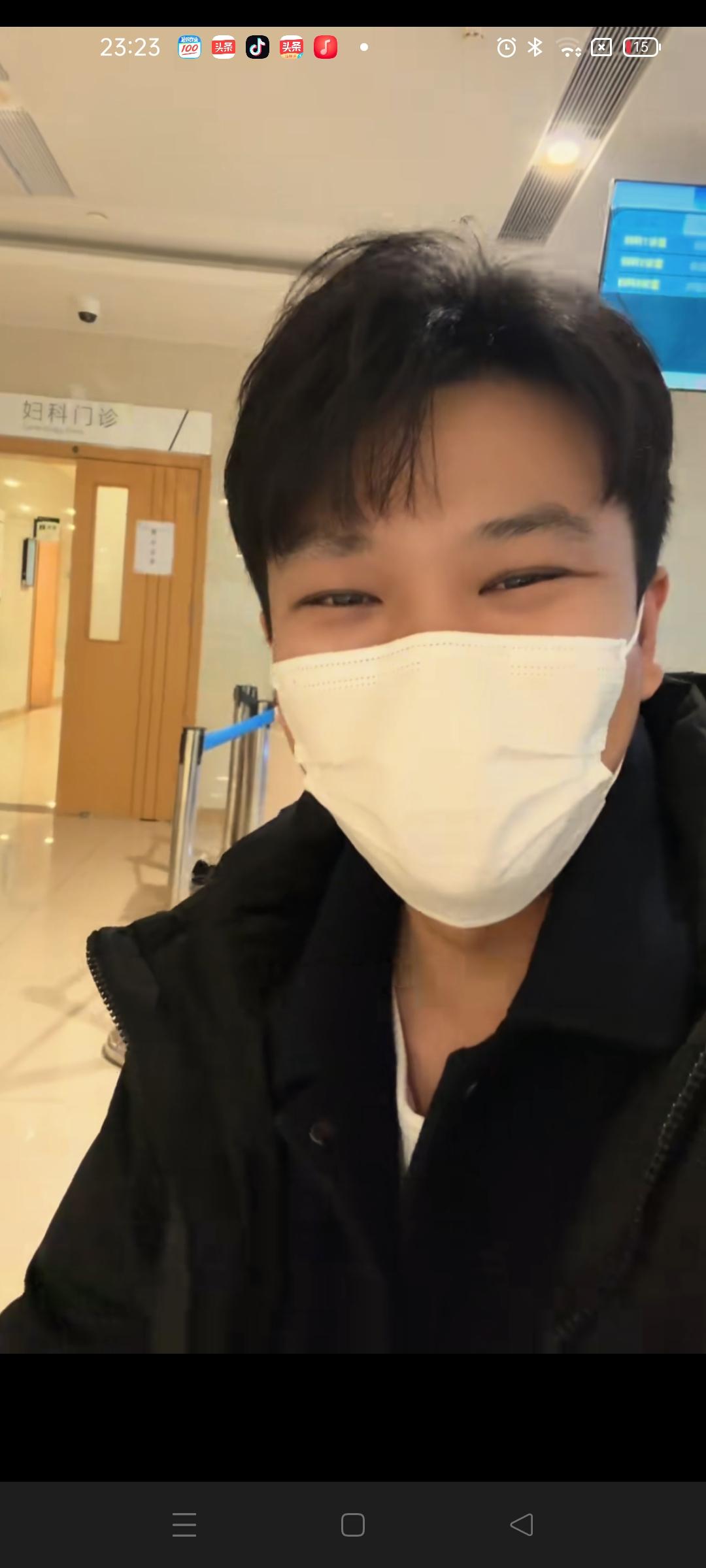 王正正和解清帅去医院检查身体，近期工作繁忙，压力大，身体是革命的本钱，估计两口子