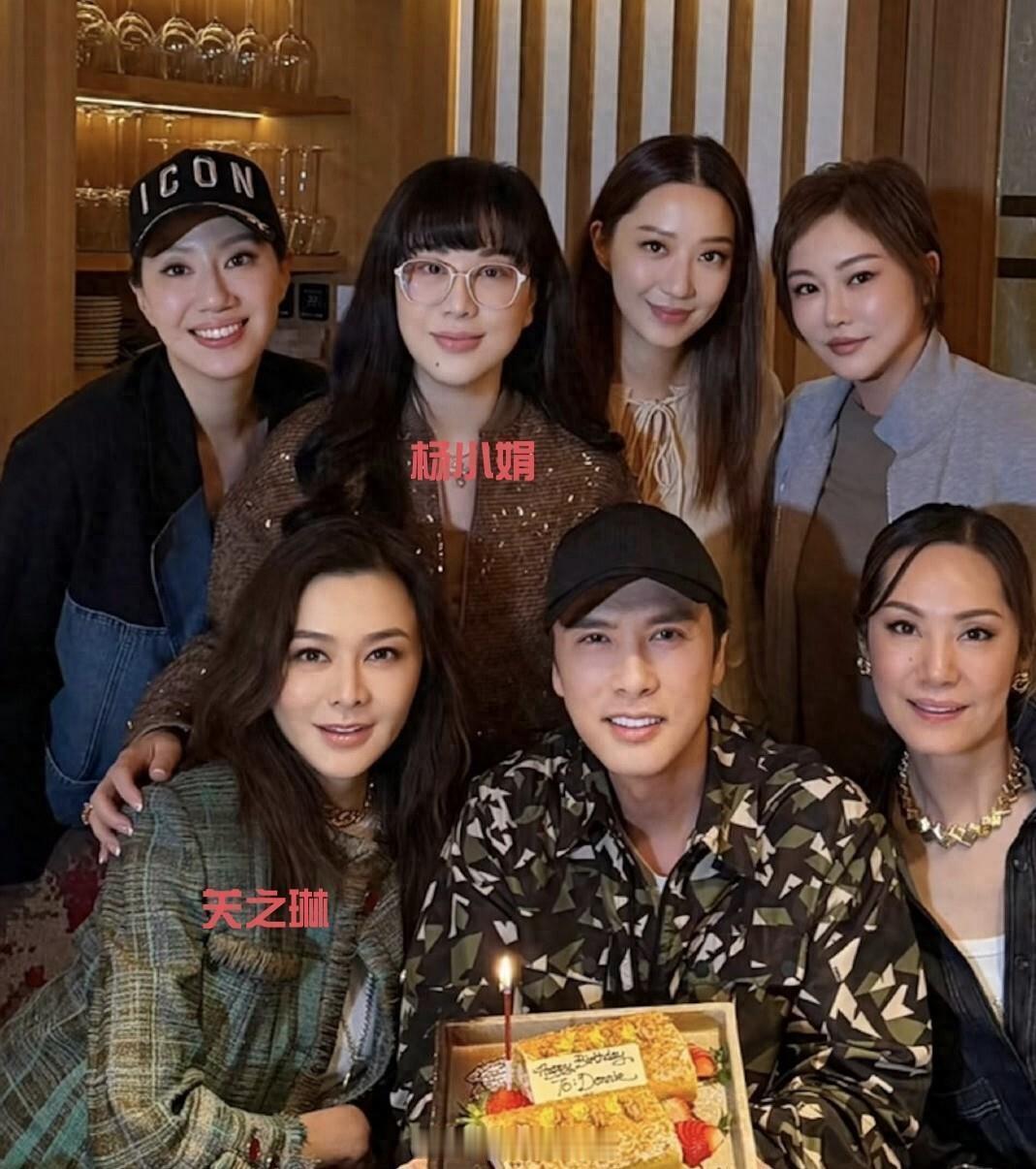 甄子丹办63岁生日宴，64岁关之琳长发披肩惊艳现身，两人同框引网友回忆