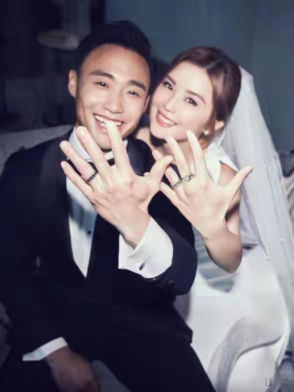 阿Sa官宣再婚！老公现身回应要努力赚钱，钻戒婚戒超65万港币。4月28日，阿