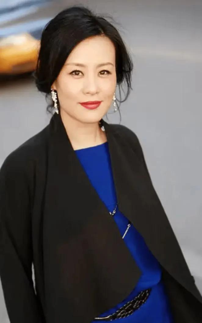 邬君梅，1966年生于上海，美籍亚裔女演员、制片人。16岁参演《青春万岁》出道，