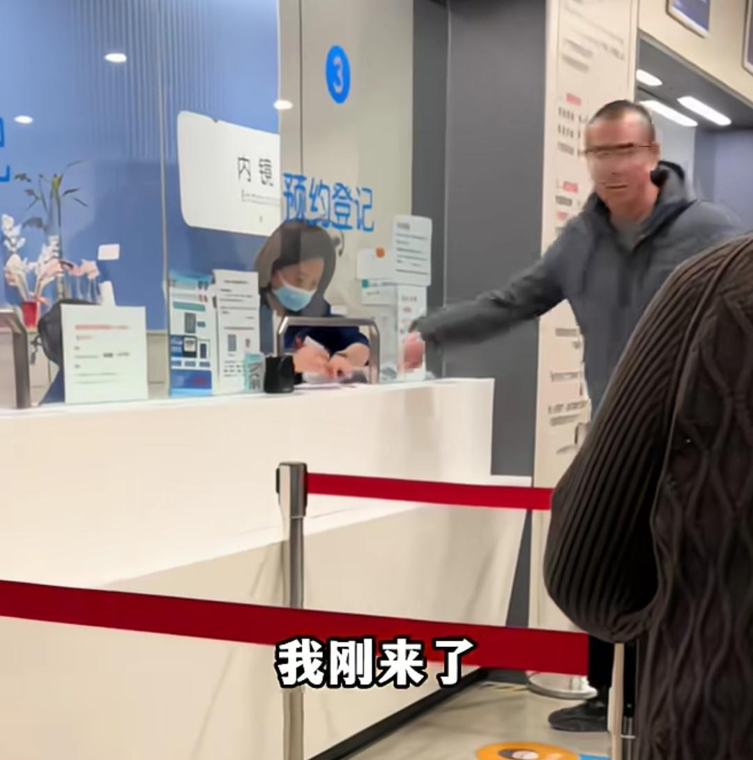 男子在医院取单子来回跑了两趟，医生说开过了，收费处却说没开，男子瞬间被激怒怒怼收