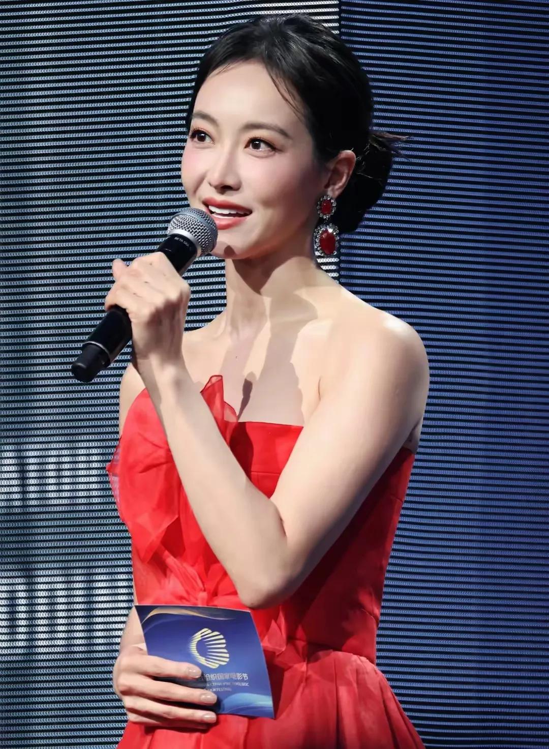 2025上合组织国家电影节开幕式上，宋茜一袭大红色抹胸蝴蝶结长裙惊艳亮相，搭配同