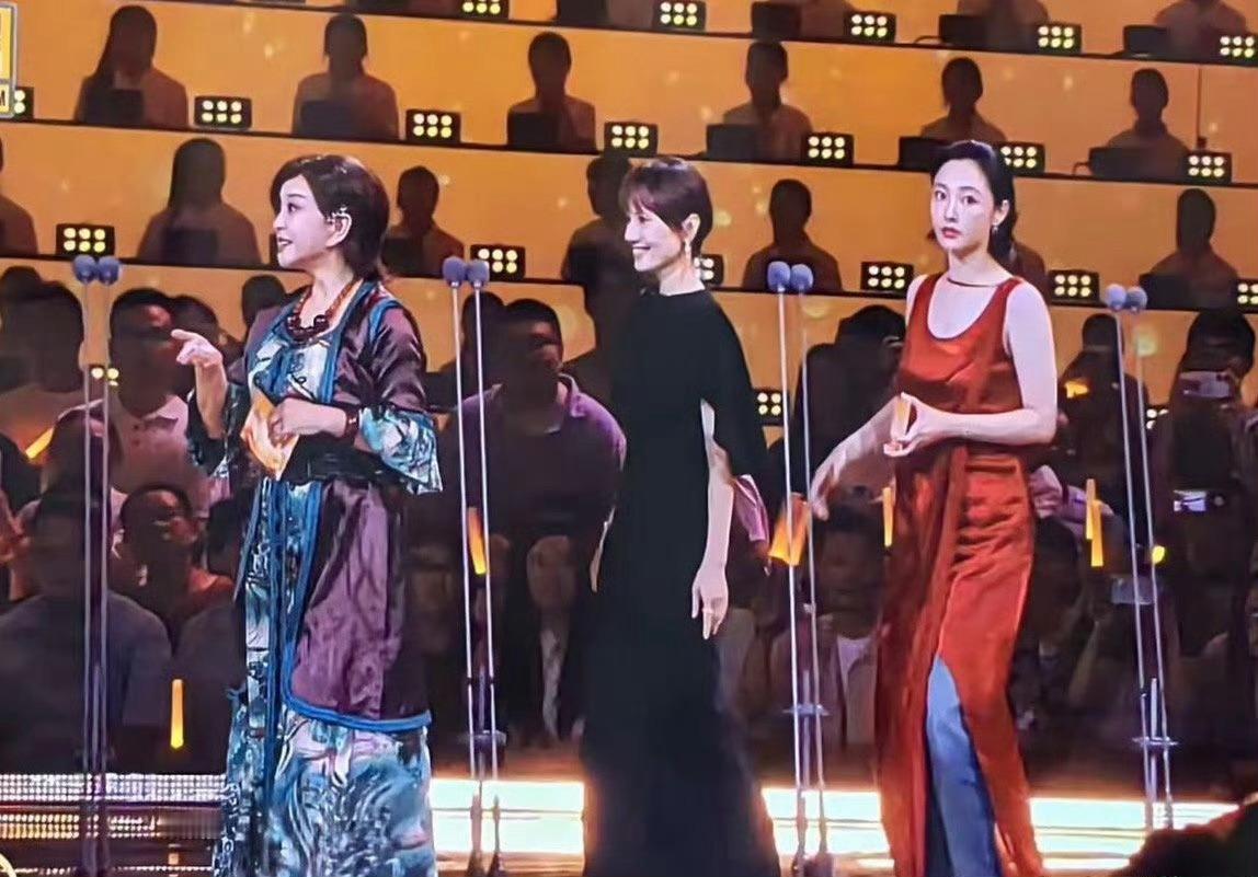 为啥白百合裙子里要穿牛仔裤啊？怕冷的话可以穿一双肉色丝袜呀。