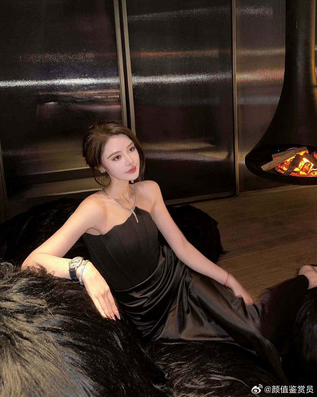 给黑色增加一点设计吧~