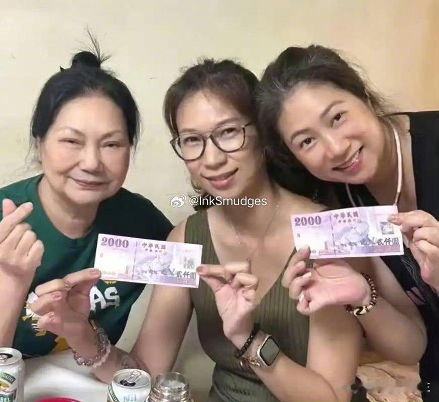 #大S忌日后S妈首露面#如果大S去英国伦敦旅游，99%会带上S妈一起去英国伦敦。​