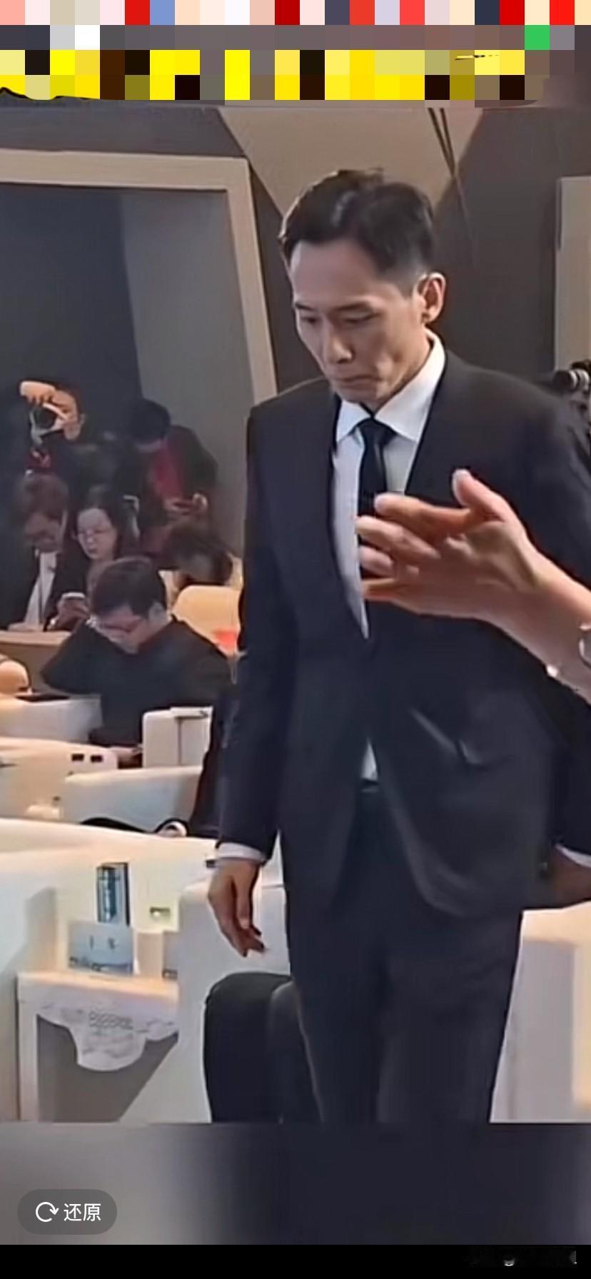这男演员刘烨岁数也不太大呀！才48岁，怎么就有种老态龙钟的的老人的感觉呢！提前