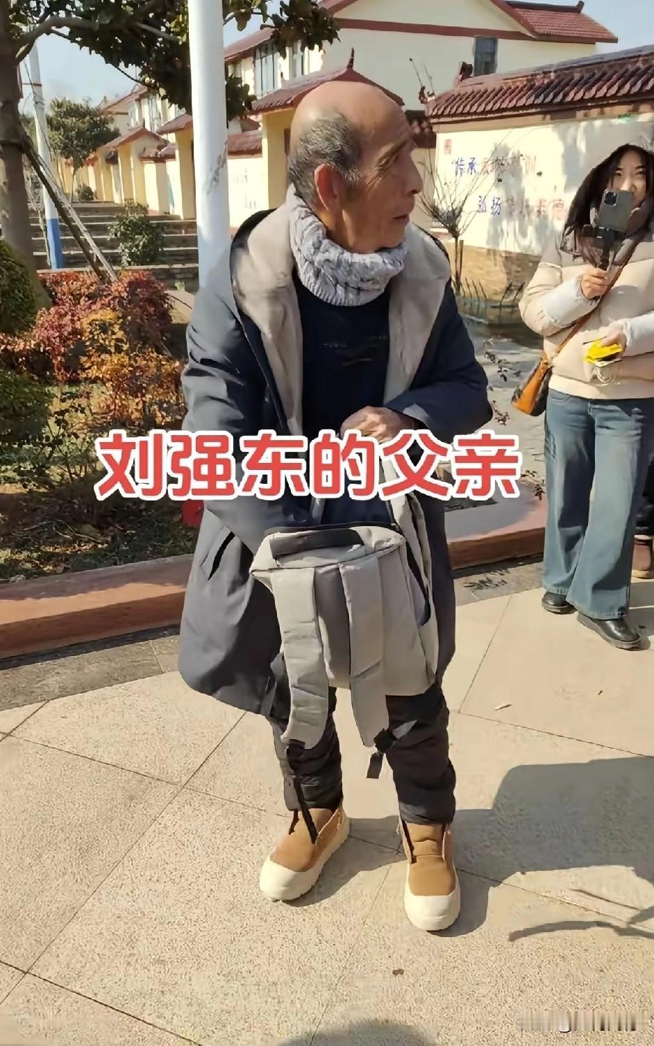 刘强东的父亲也回到了老家，看起来普普通通，非常的实在厚道，根本就看不出他是大老板