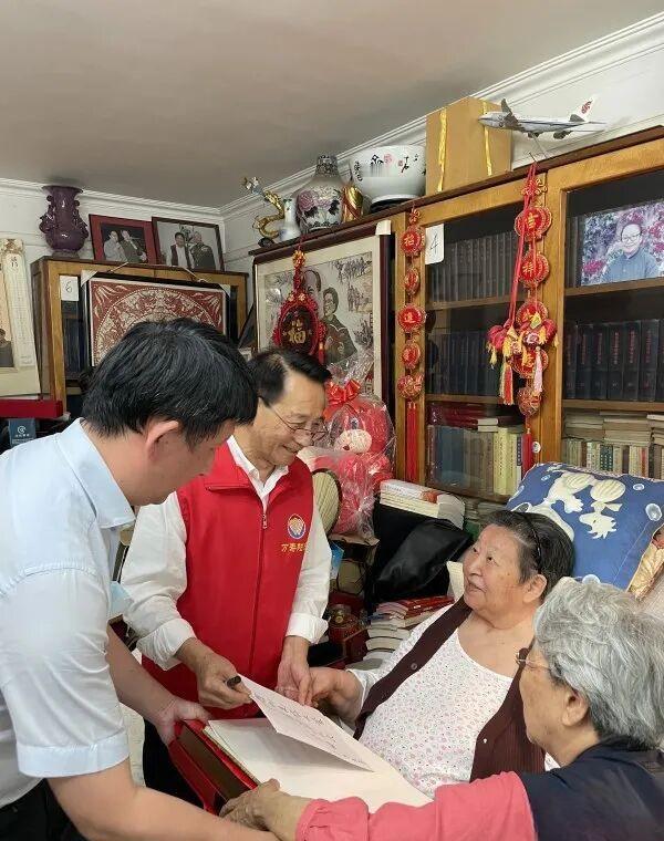 “红色后代”四个字，听起来自带光环，可光环背后，是没人问的孤独。81岁的李讷