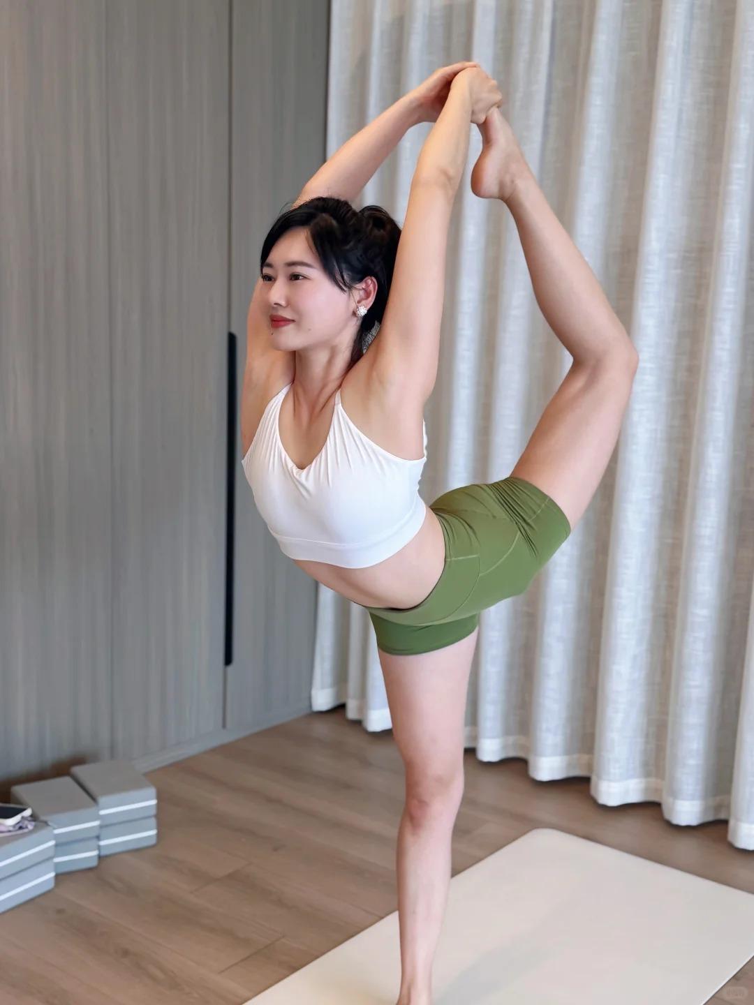 晒图笔记大赛沉溺于浮躁的日常，人心总会被琐事裹挟，而瑜伽便是治愈自己的温柔方式。