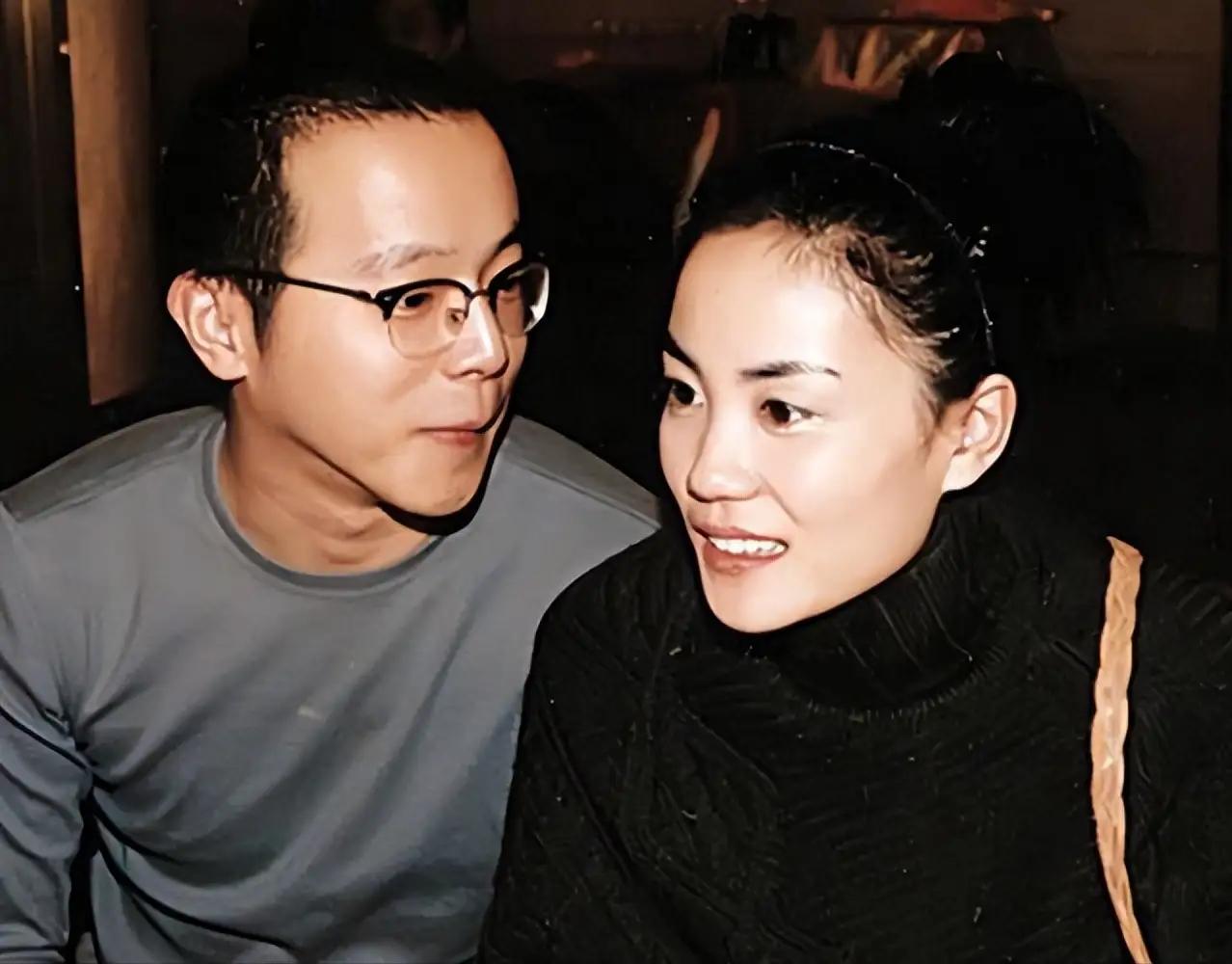 王菲和窦唯的那段婚姻，被窦唯亲口说成"一场阴谋"：不一起吃饭，不一起睡，找她不