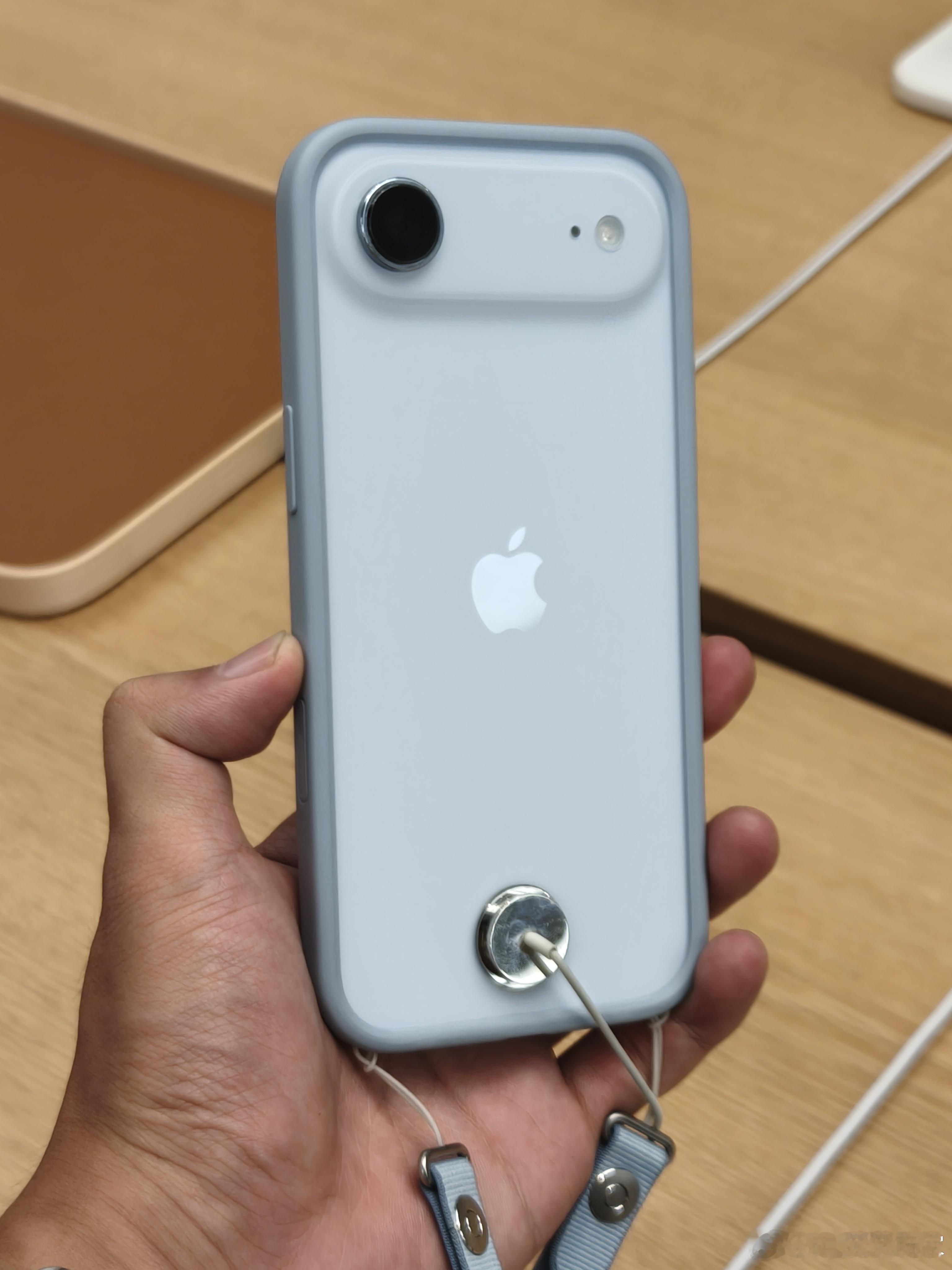 iPhoneAir戴了壳就是这样。所以很好奇问下大家，如果你是为了轻薄买了iP