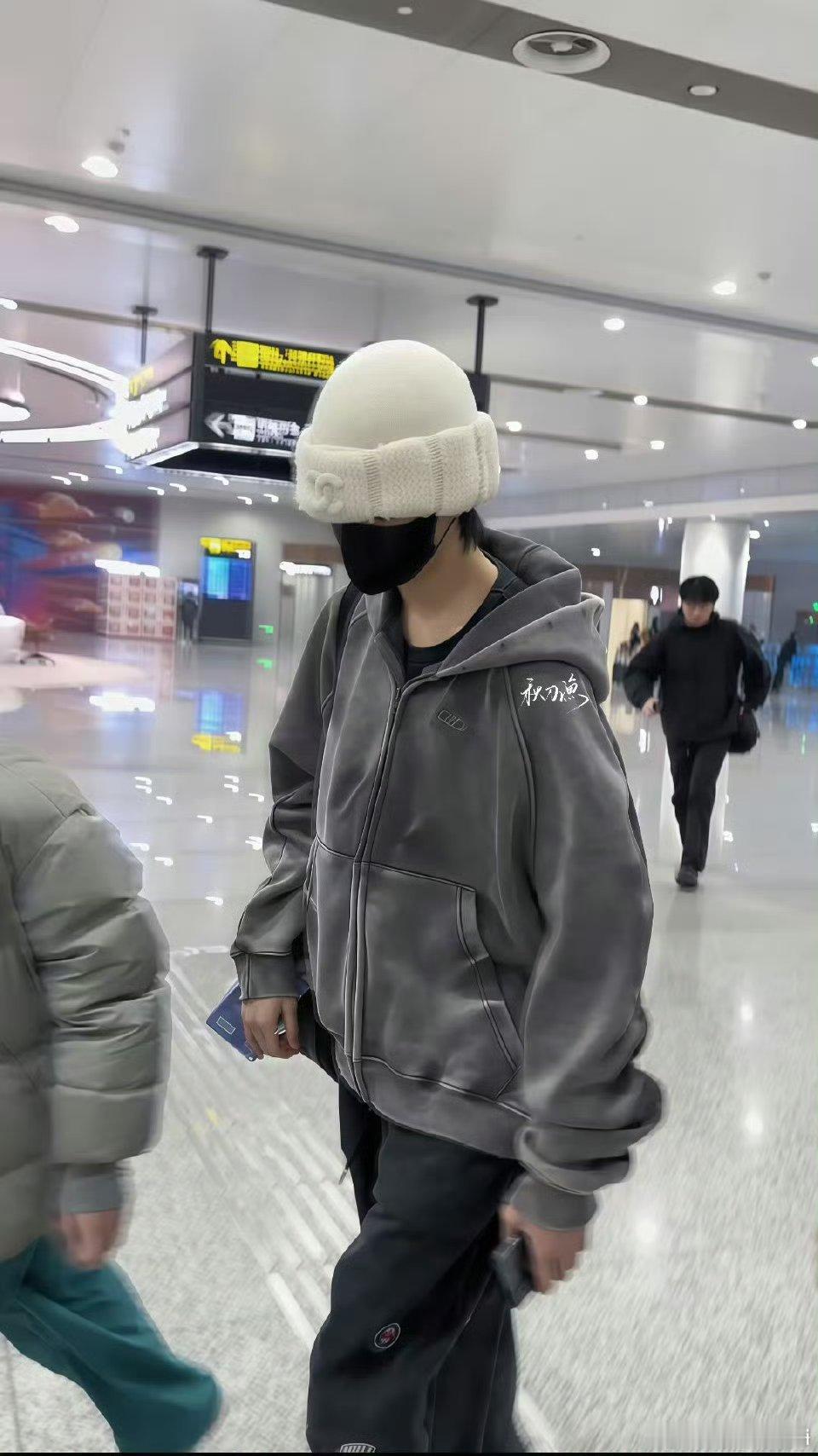 陈奕恒回来了小哼哼是吗欢迎回来孩子回来就好～～