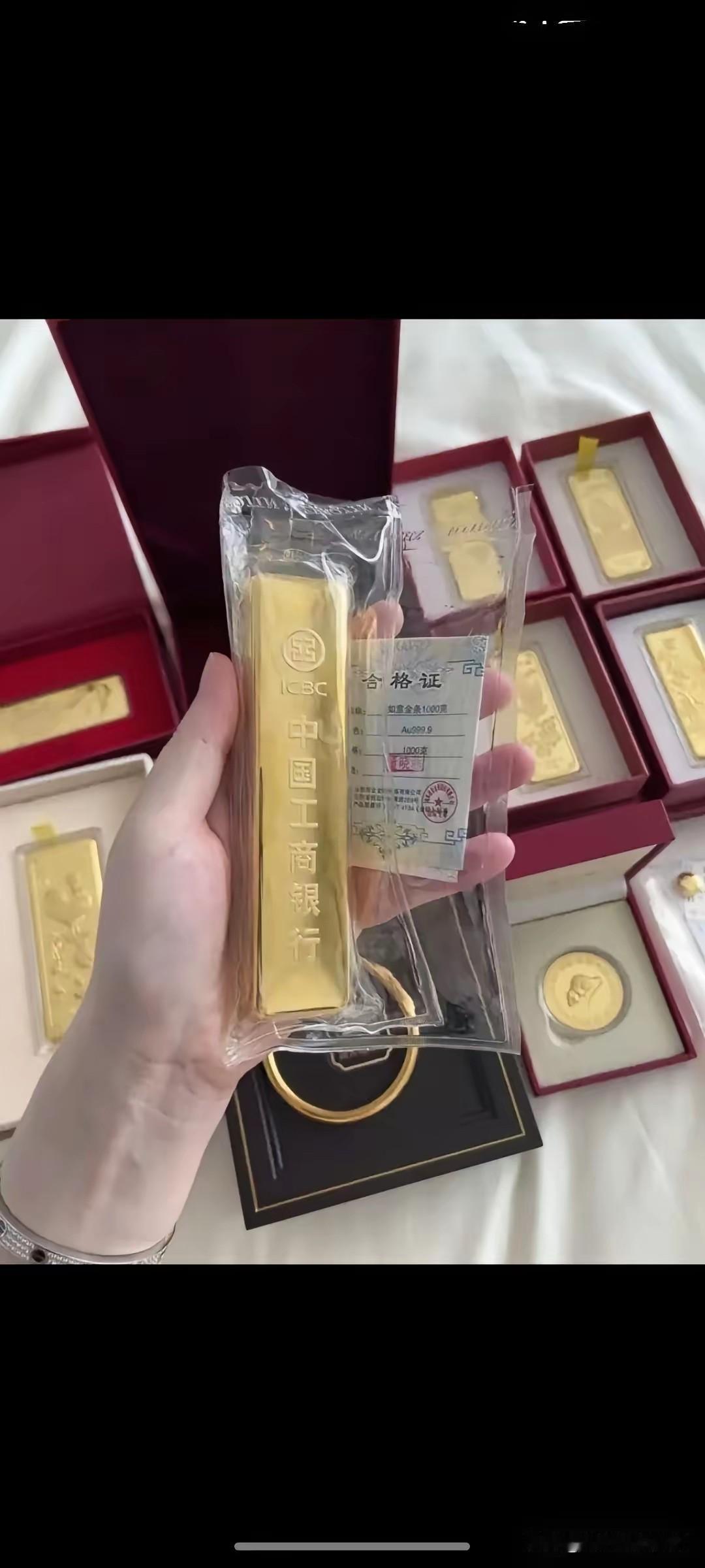 6月11日，现在金价886，在银行上班的表弟透露下周还会迎来风暴，可能会跌到怀疑