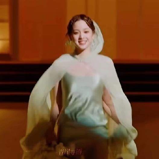 欧阳娜娜这个VOGUE红毯走秀真是绝了，别的女明星都是走着来的，她确是光脚跑