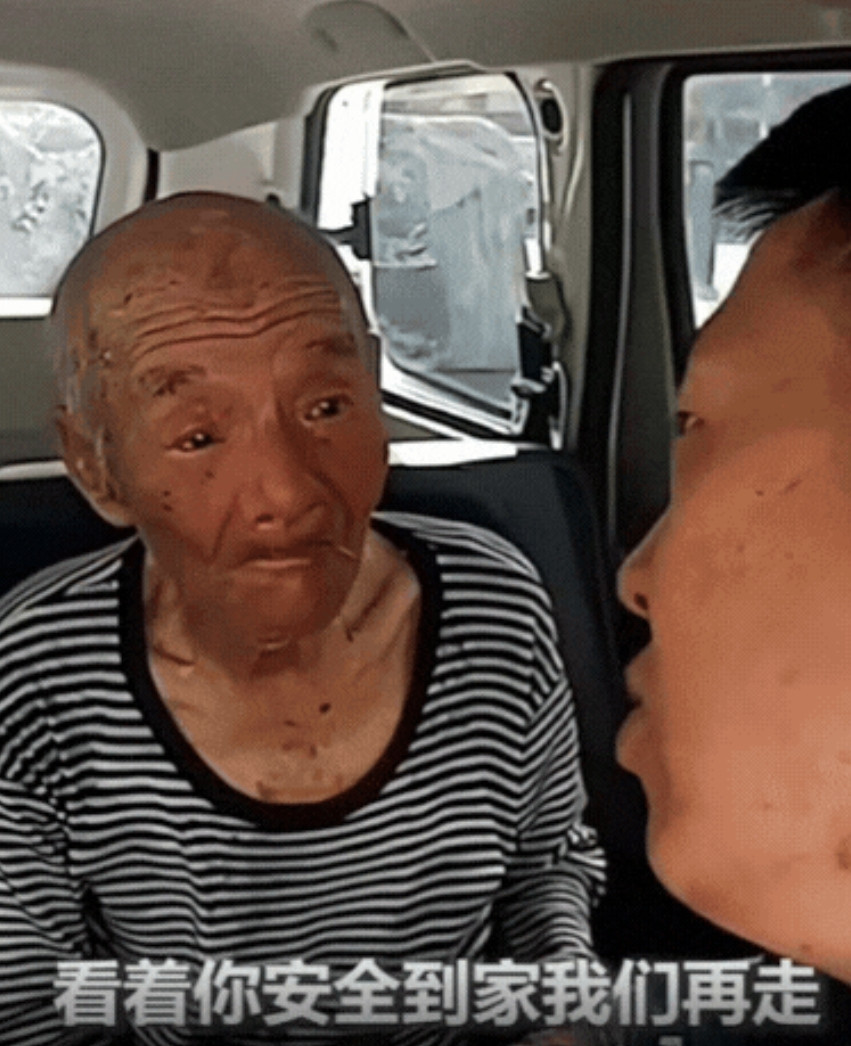 眼泪止不住了！内蒙古，九旬老人外出中暑，民警一路护送回家，不料，老人上车后，却提