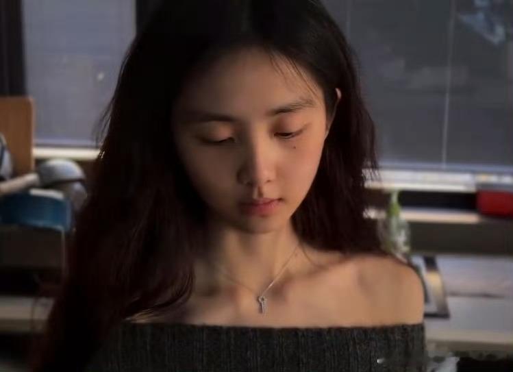 20岁黄多多好漂亮都说她不快乐，可能是她的眼神太像妈妈了，一直都是这种给人充满故