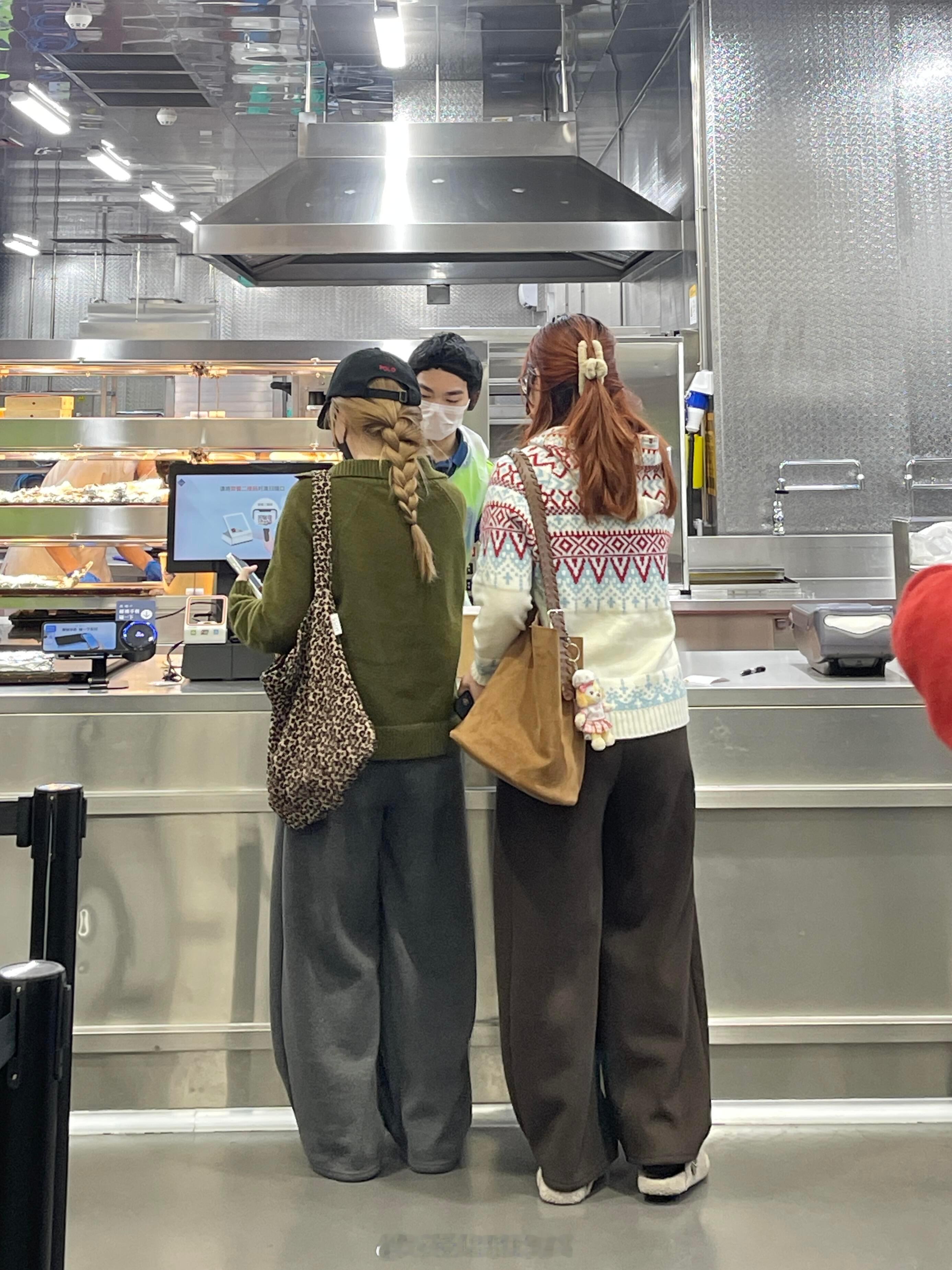 不得不说梨形身材网购裤子的水平👍居然这么垂顺，好显腿直腿长好遮肉👍这个冬天