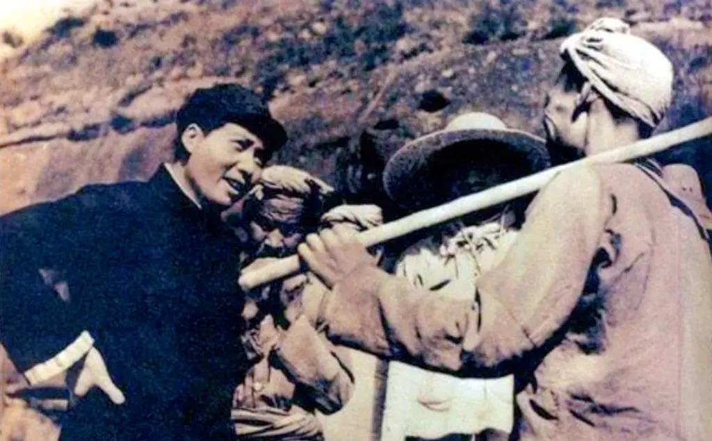 他，喜欢到人民群众中去，喜欢到农村，到田间，看看庄稼长势，和农民兄弟谈谈家常。