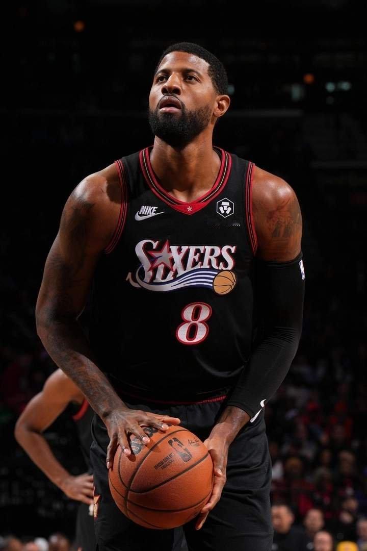 保罗乔治被禁赛25场！对阵雄鹿的比赛中，保罗乔治梦回巅峰般的命中了9记三分球，砍