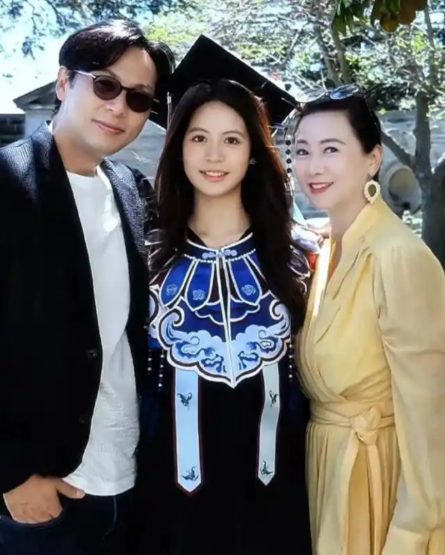 翁虹女儿毕业礼杀疯了，苏绣云肩惊艳全场，57岁妈妈的清醒更可怕