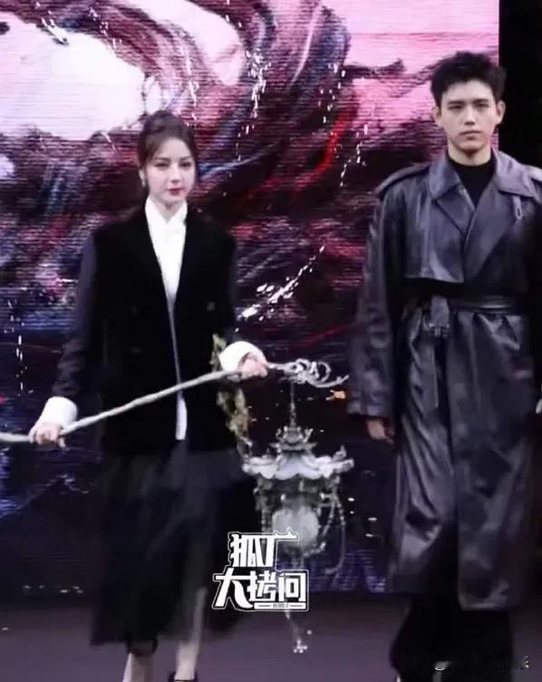 迪丽热巴的脸也崩了，再次出现的她脸垮身材变形，已经不是内娱顶级颜霸了。迪丽热