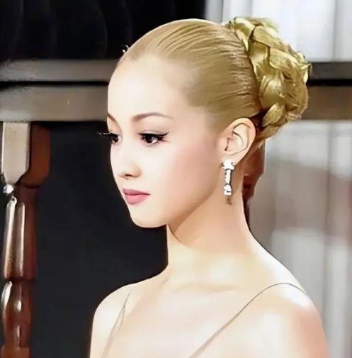 “一个月5次，超过按50万一次收费！”2009年，日本娱乐圈爆出大瓜，“亚洲第一