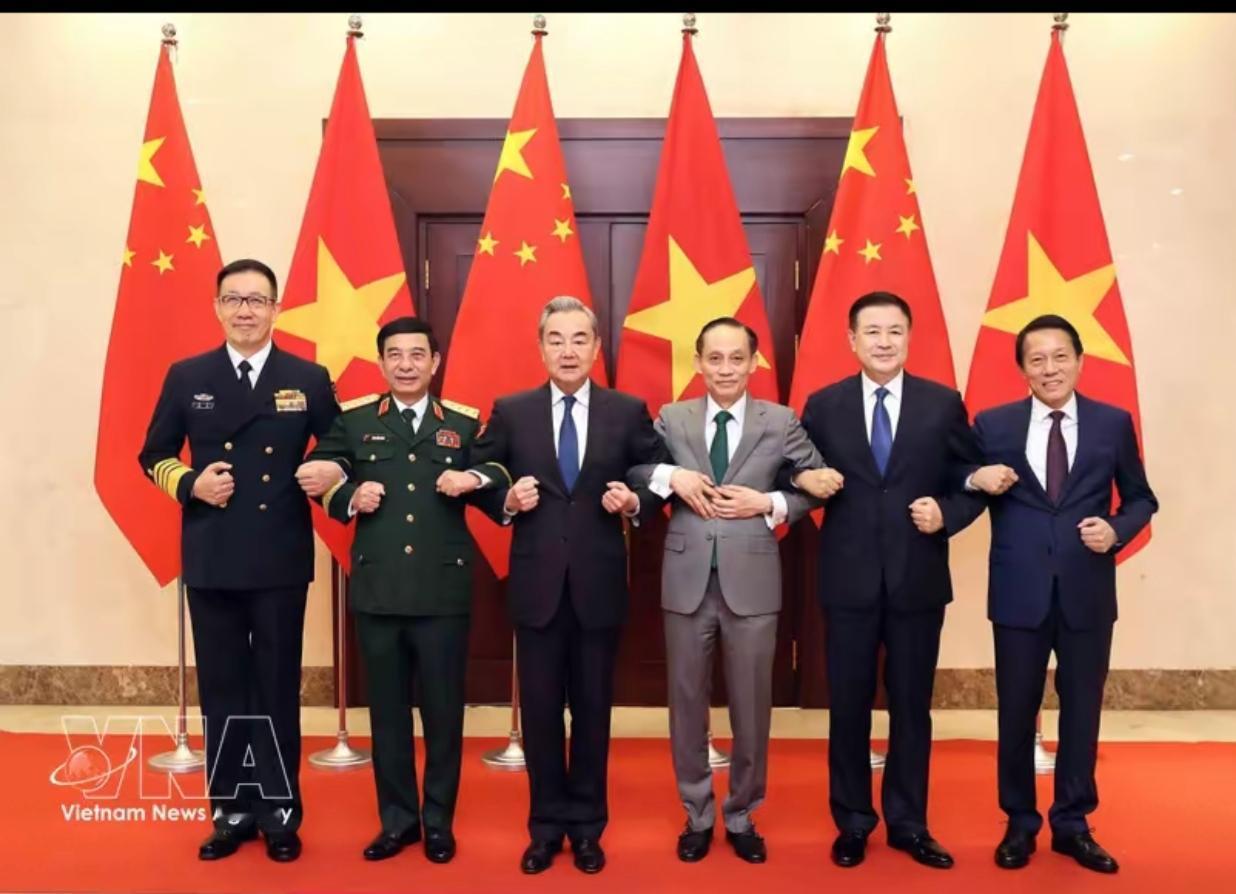 这张“同志加兄弟”手拉手的照片估计可以成为国与国之间外交关系的经典之作！