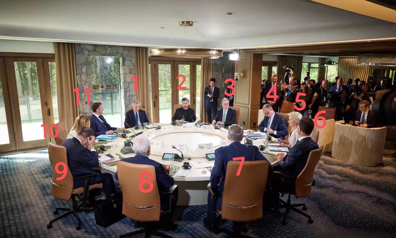 G7领导人圆桌会议上居然坐了11人。随着特朗普勿勿提前离开，一夜之