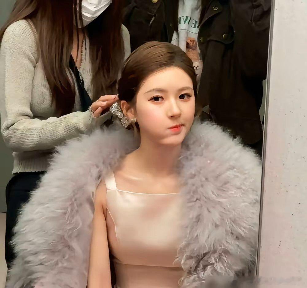 现在的明星解约后都爱找大树靠？赵露思这刚摆脱原公司的破事，转头就签了阿里旗下的公