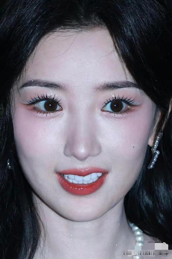 毛晓彤妆容，甜飒氛围感的精致细节