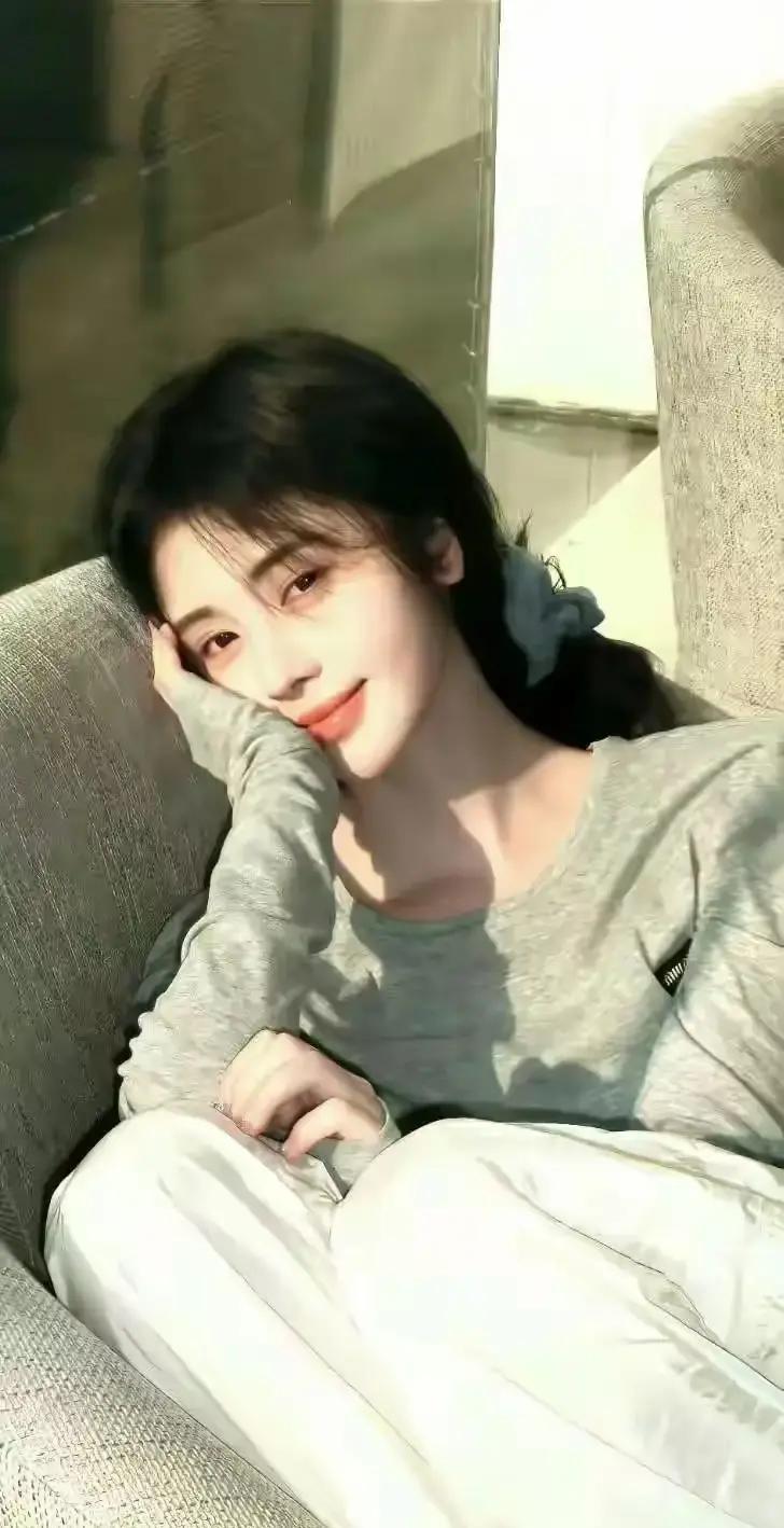 她的新剧还没播，经纪公司突然在法院告了她。你以为是突然翻脸？内行才懂，这是