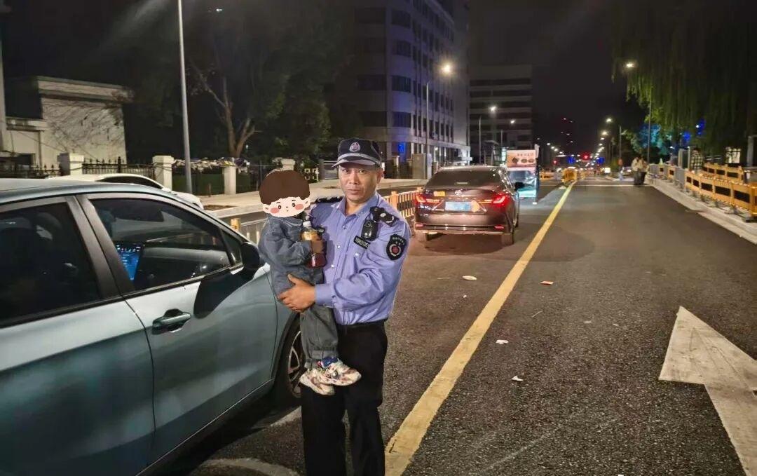 近日，宁波江北综合行政执法前江中队针对姜湖路219号周边无证摊贩聚集问题，开展市