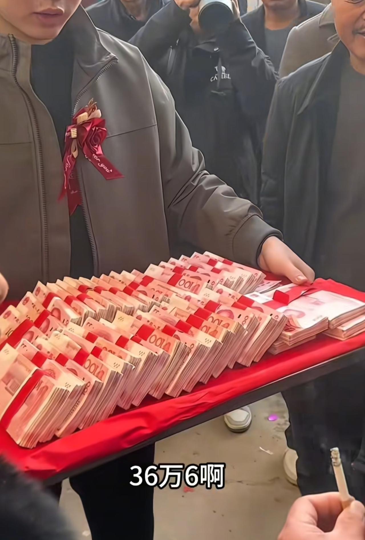 听说这是河南周口，小伙子娶媳妇，彩礼加上上车礼一共38万6，现场找人数清楚。