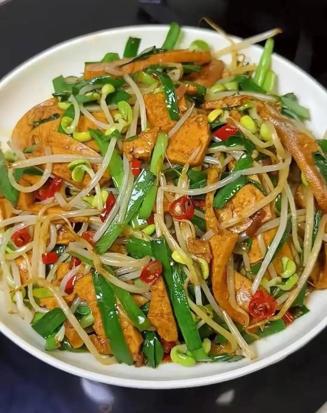 豆芽炒香干【食材】豆干、豆芽、韭菜、蒜末、小米辣、酱油、盐、鸡精、生抽【做法