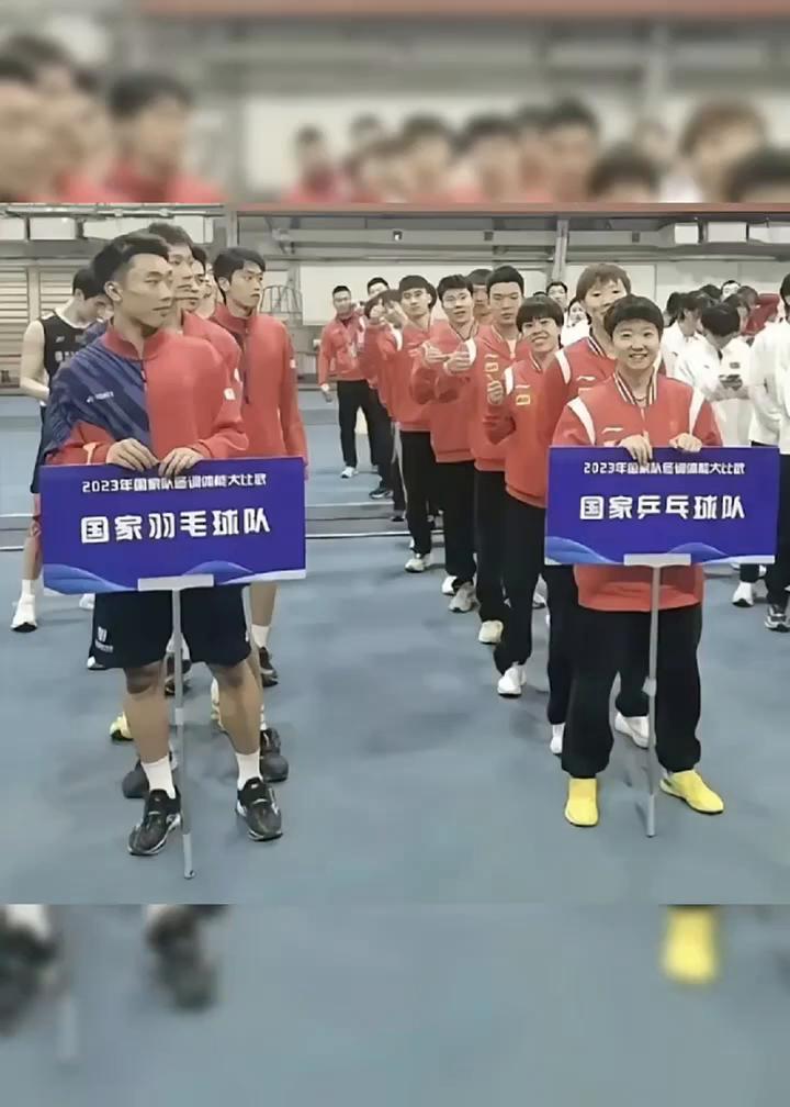 为什么你们都觉得他俩穿错裤子了？不知道莎莎就喜欢穿大外套、十四分裤、大好几码的鞋