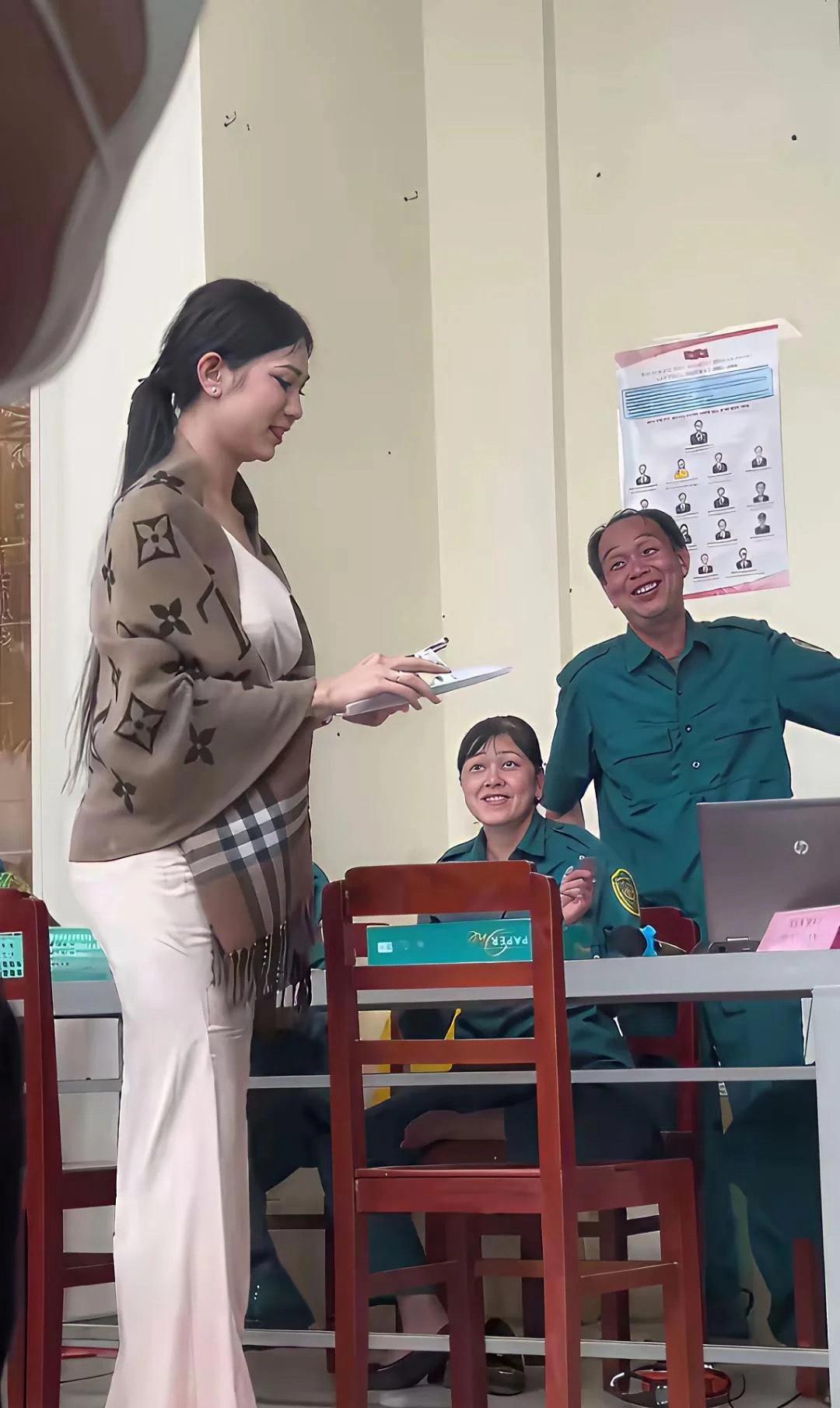 这些人的眼是拿胶水粘上去的？