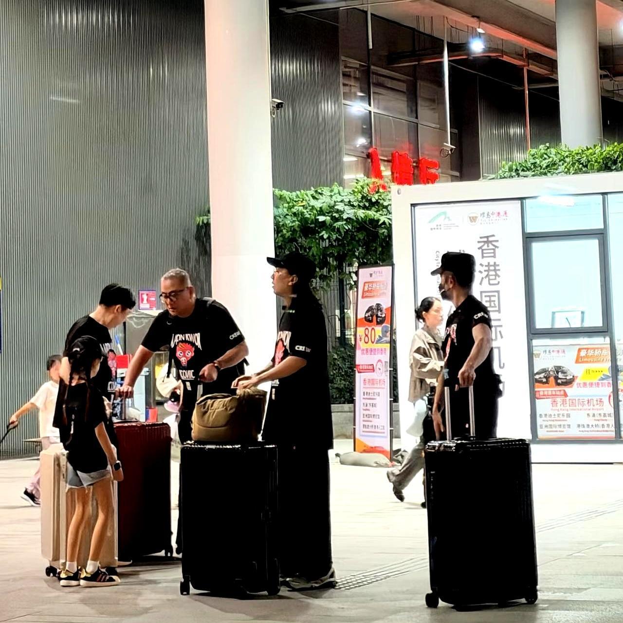 郭富城这女婿当得，真没得挑。深夜过关回香港，身边跟着女儿和岳父，这个点怕不是刚