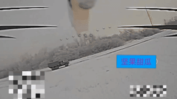 在克拉马托尔斯克-德鲁日基夫卡方向，乌军两辆乌拉尔卡车冒着风雪给前线送物资，车上