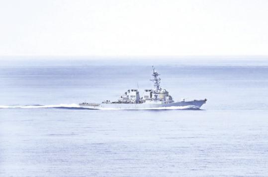 海上荒野求生！美军三百官兵在南海困了四天，靠冷食硬熬度日。美国“本福德”